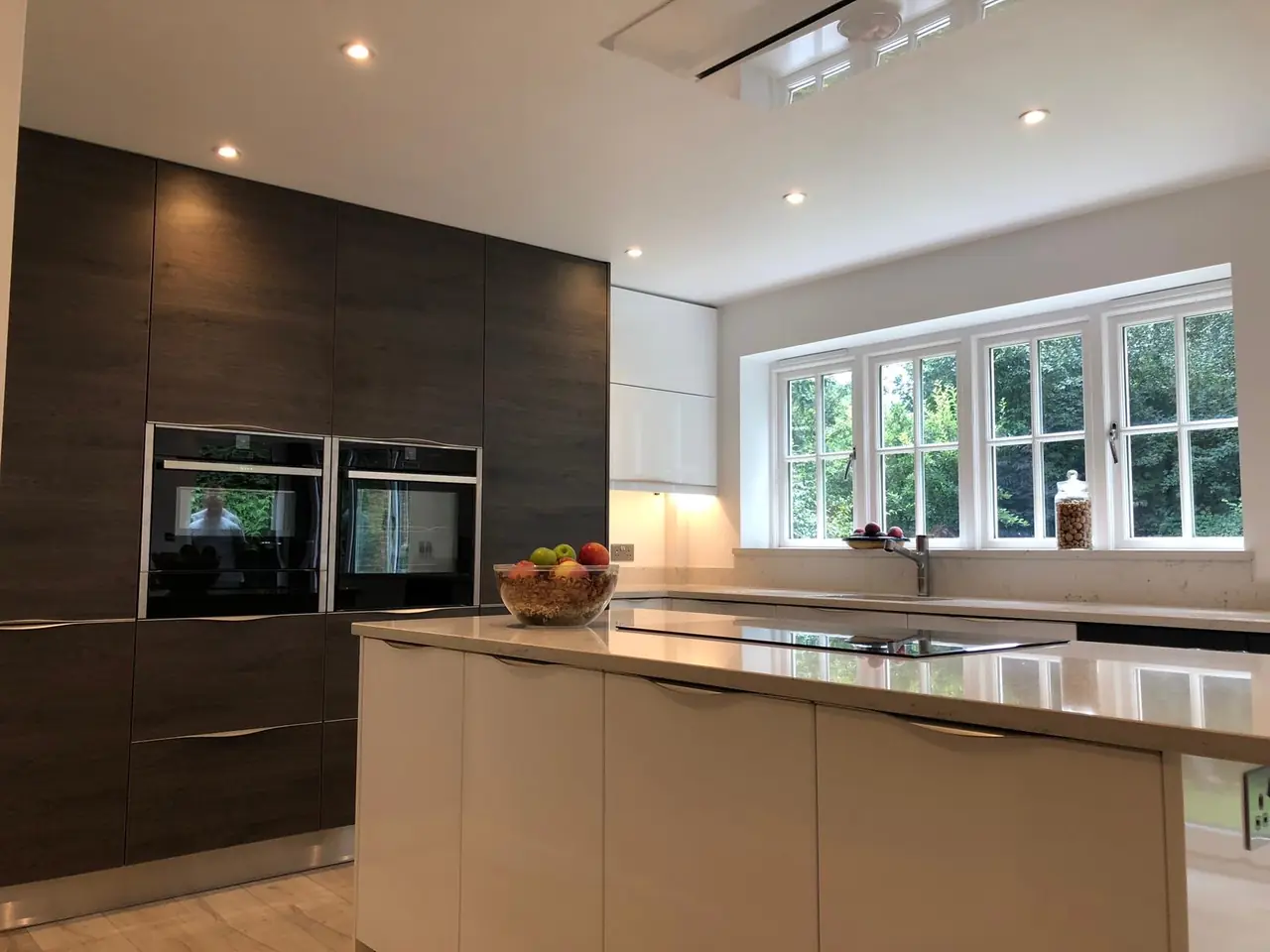 Kitchen dark wood white gloss island fruit bowl, made and fitted by Sussex Design Interiors