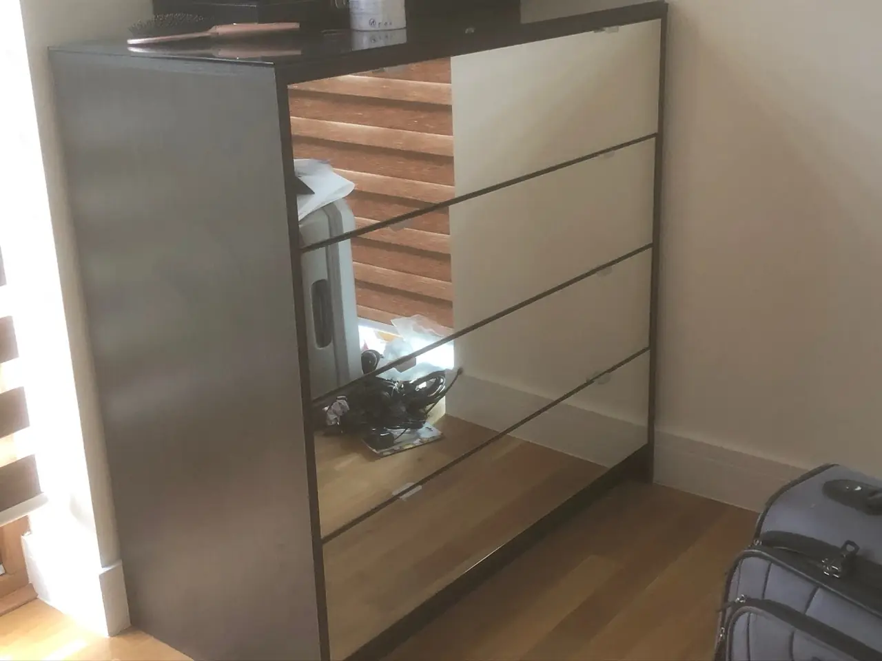 Mirrored chest of drawers bedroom, made and fitted by Sussex Design Interiors